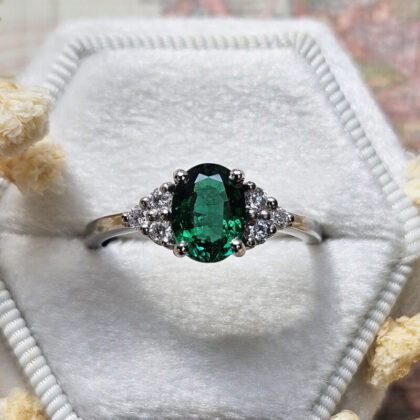 Ring with Oval Emerald and Brilliants | KLENOTA
